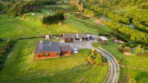 Kiwi Cabin and Homestay at Koru