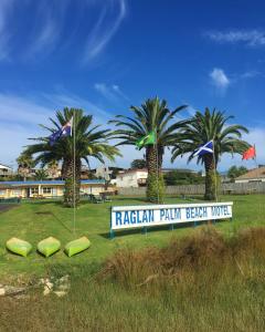 Raglan Palm Beach Motel