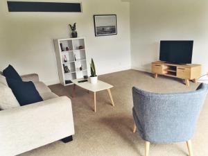 Arthur's Den, private 2 bed lake views, Queenstown