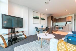 Two Bedroom in CBD - Amazing Views & Free Parking!